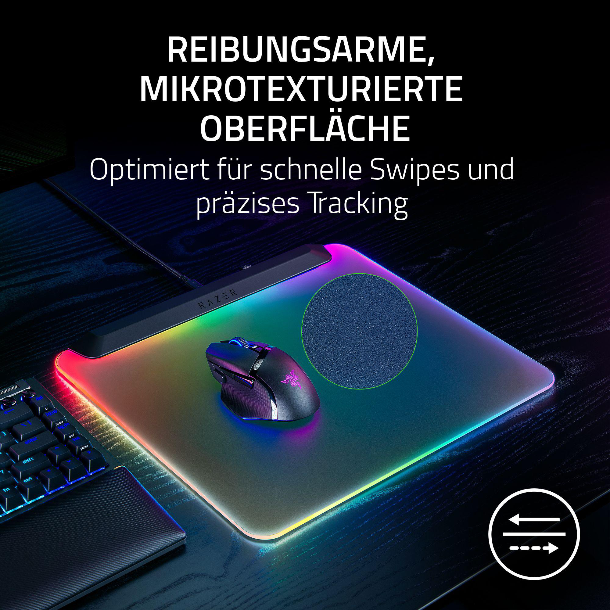 Eine Gaming-Maus und ein Pad mit RGB-Beleuchtung liegen auf einem Holztisch. Text: Reibungsarme, mikrotexturierte Oberfläche.