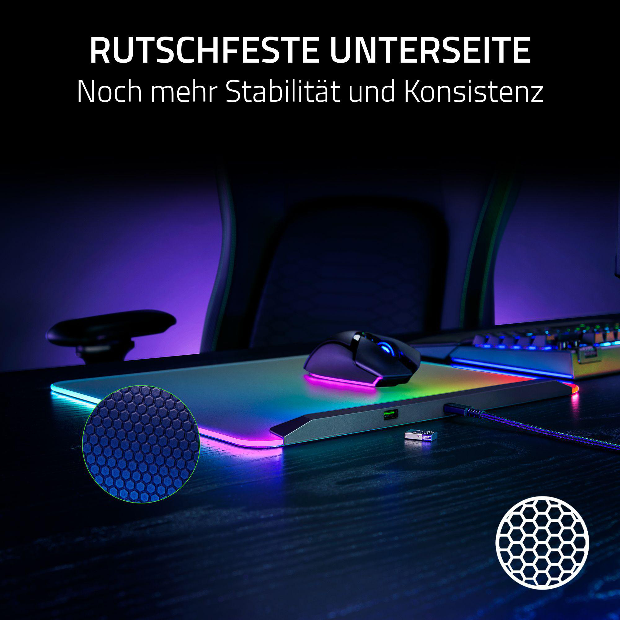 Eine Gaming-Maus auf einer leuchtenden Matte. Die Matte hat eine Wabenstruktur. Im Hintergrund ist eine Tastatur zu sehen.