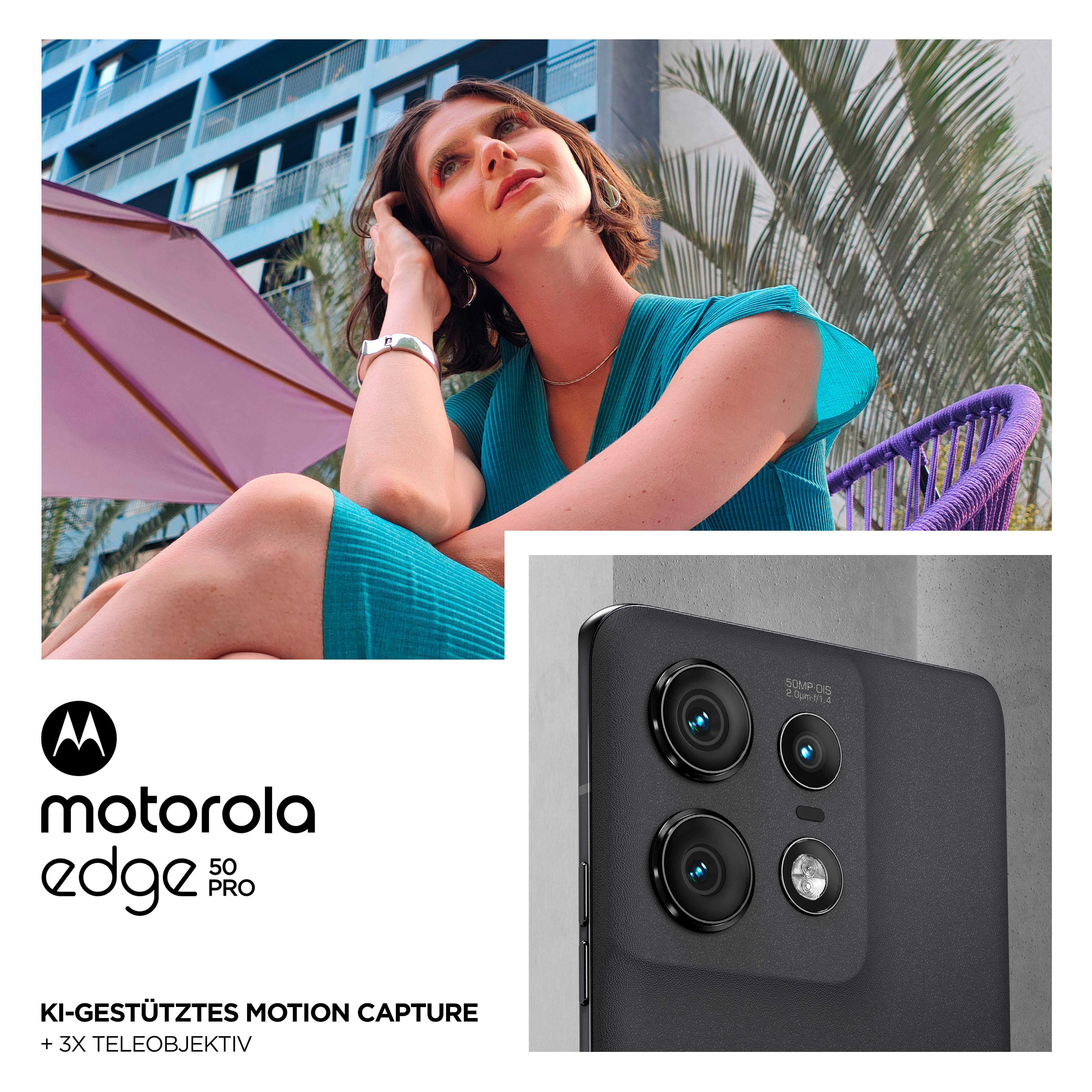 Eine Frau sitzt und blickt nach oben, ein Telefon mit Kameras und einem Logo. Text: Motorola Edge 50 Pro.