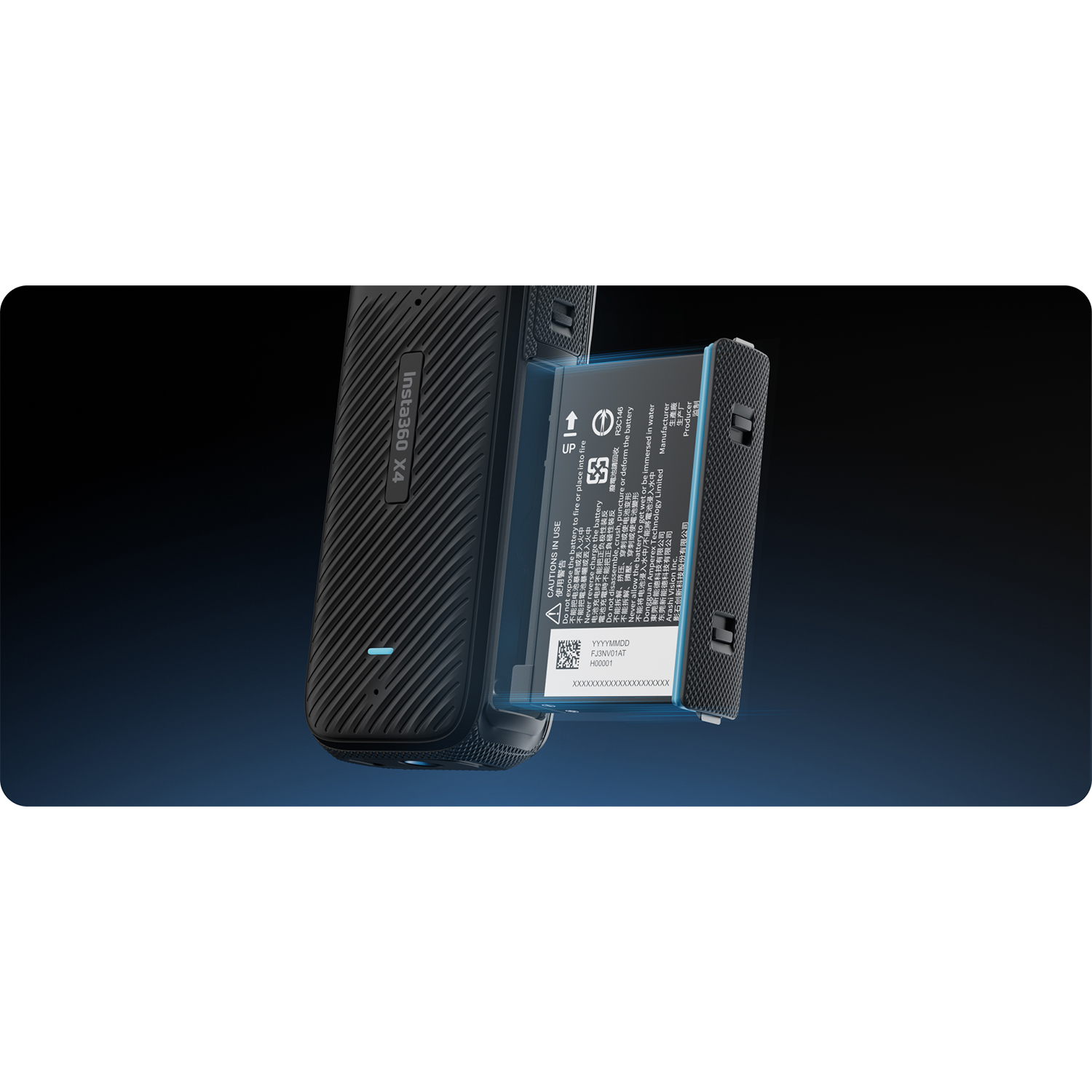 Fotocamera con batteria inserita, sfondo nero e blu.