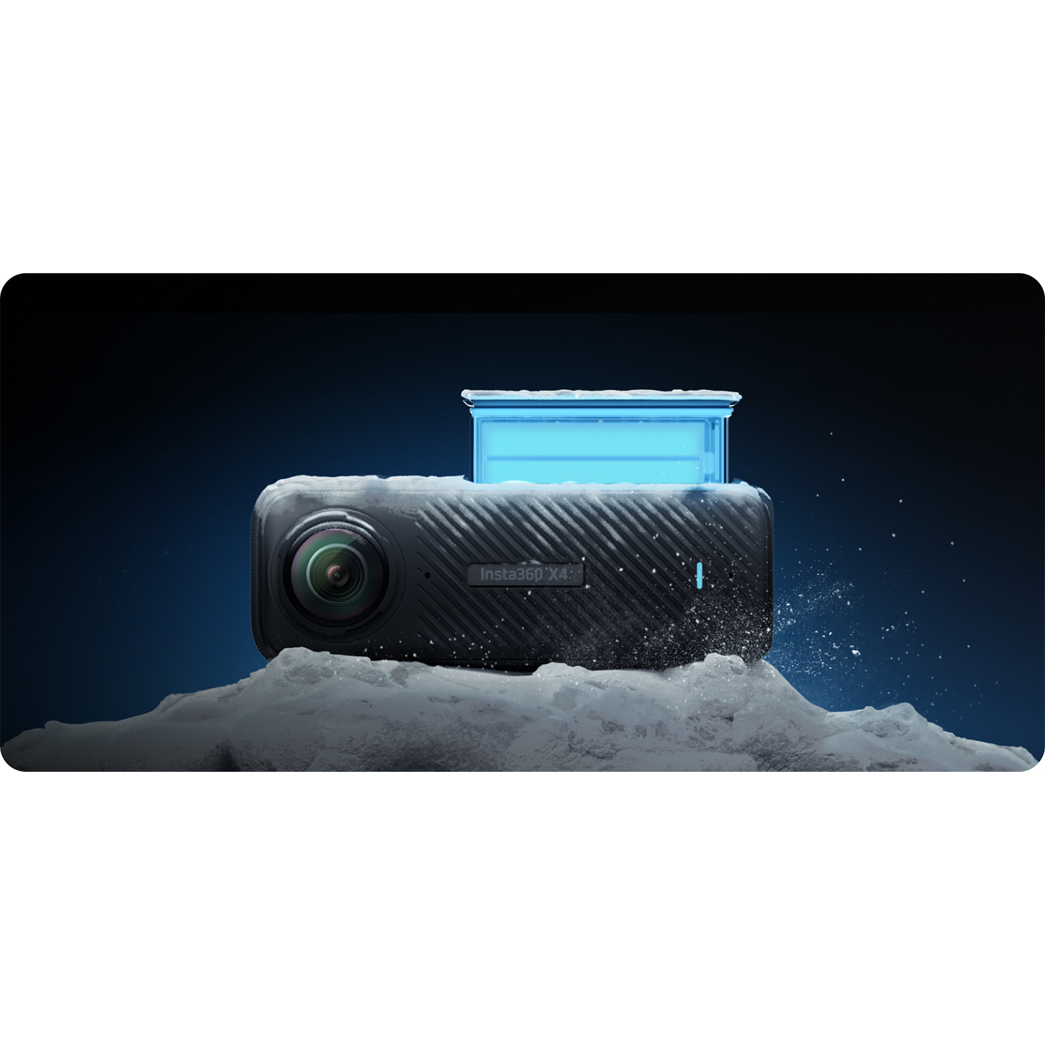 Telecamera d'azione nera sulla neve, luce blu sopra, etichetta Insta360 X4.