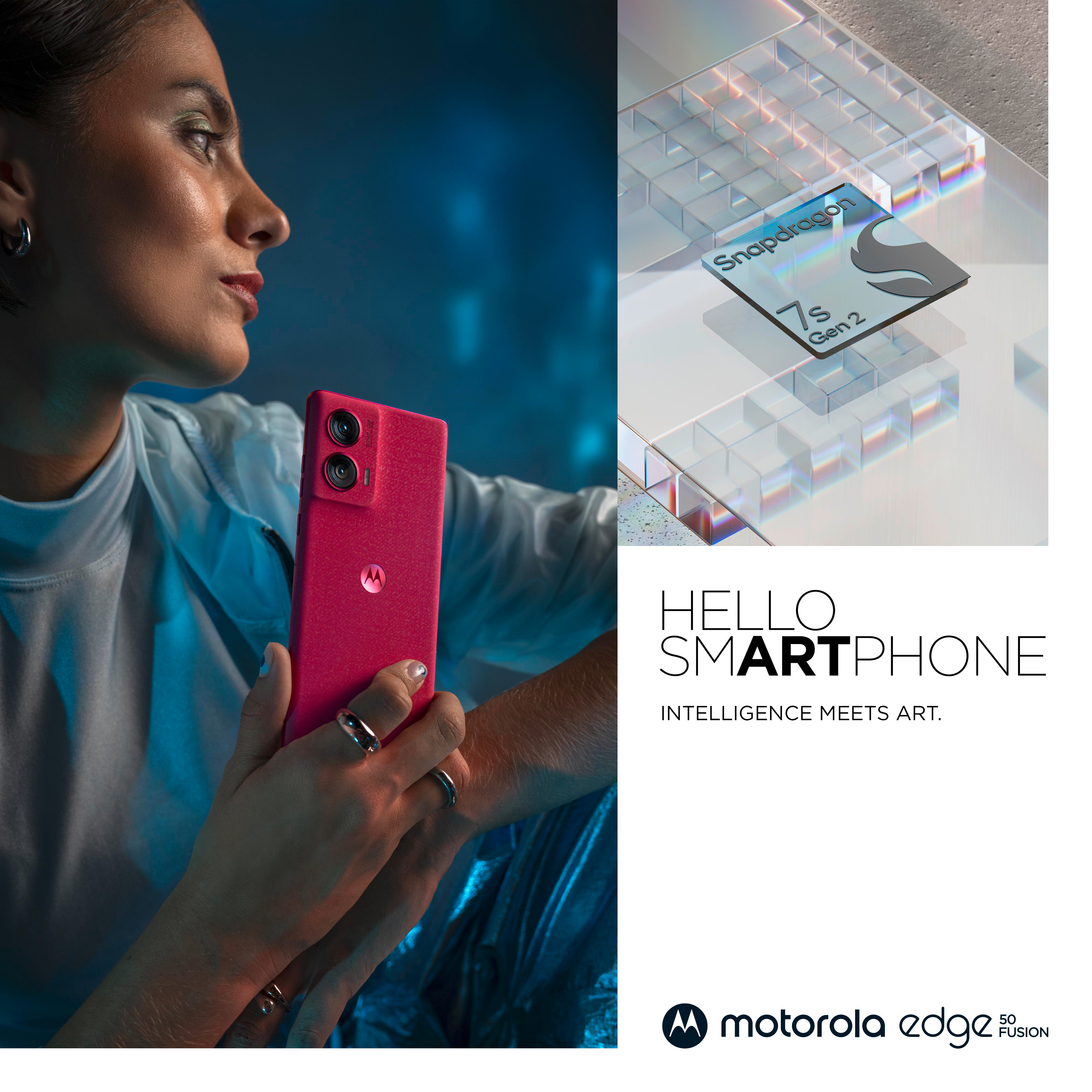 Eine Frau hält ein pinkes Smartphone, im Hintergrund eine Snapdragon-Chip-Grafik.