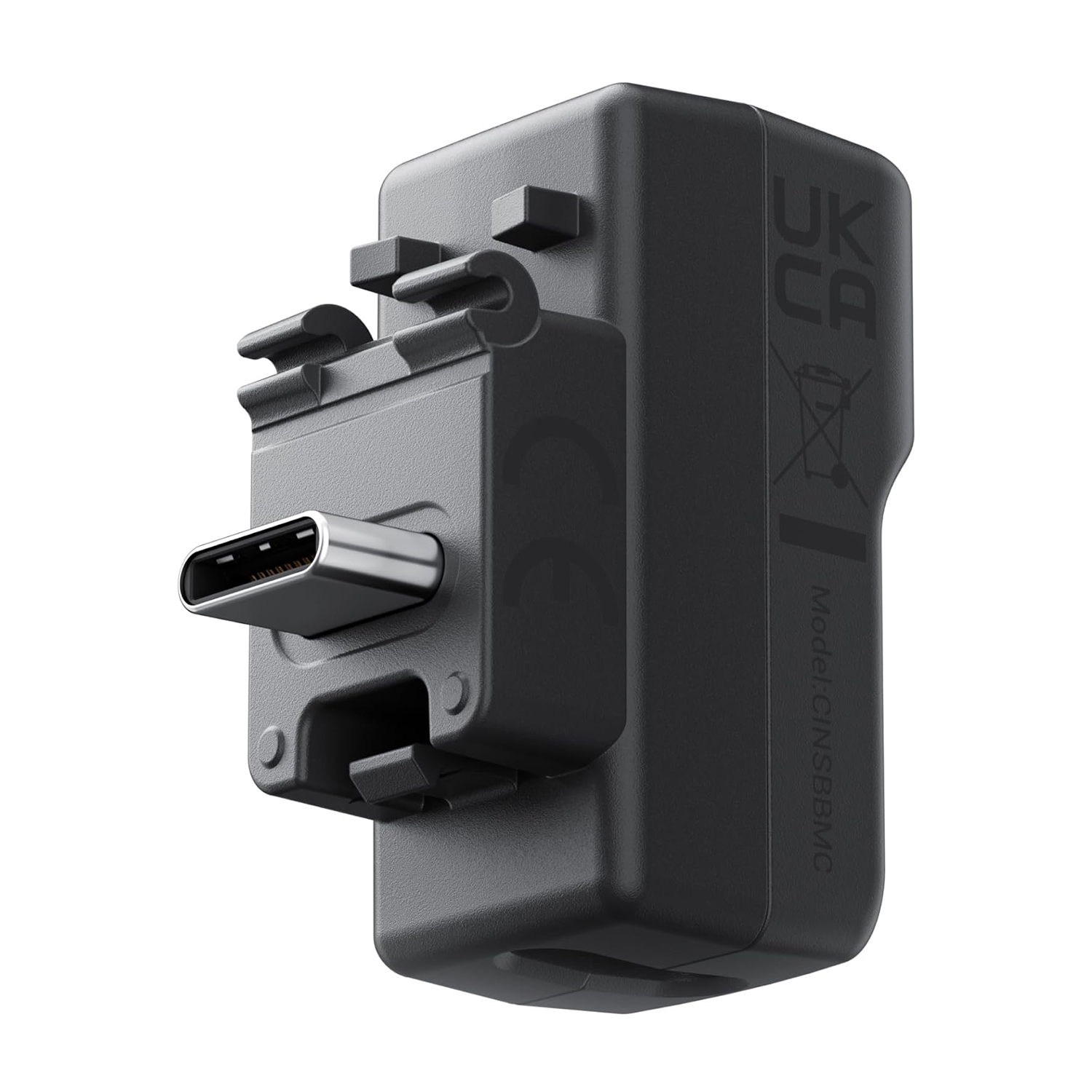 Adattatore USB-C nero con clip laterale e informazioni sul modello, vista angolata.