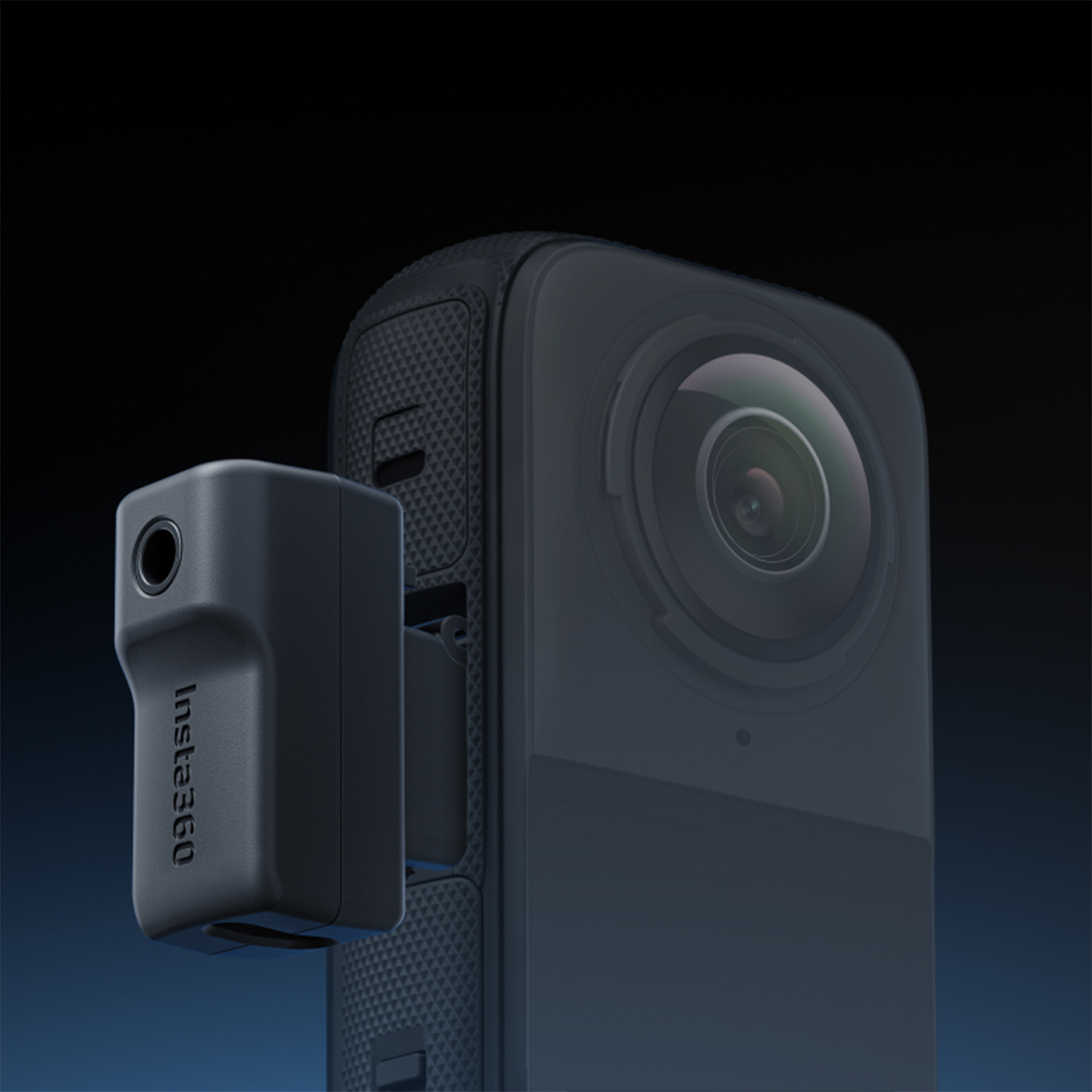 Fotocamera Insta360 nera con un accessorio laterale. Sfondo sfumato blu scuro.