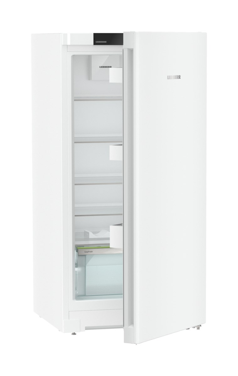 Weißer Kühlschrank mit offener Tür. Innere Regale und Gefrierfach sind sichtbar.