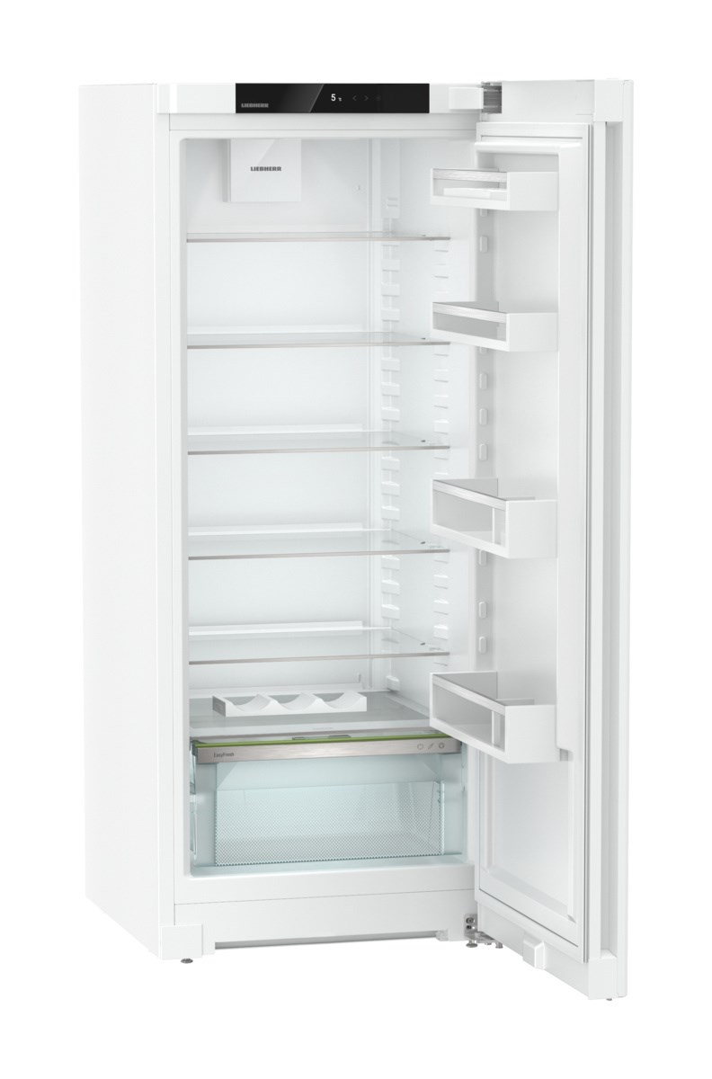 Offener weißer Kühlschrank mit Regalen und Schubladen innen.