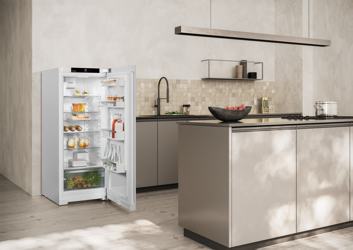 Offener Kühlschrank mit Essen; Küchenumgebung.