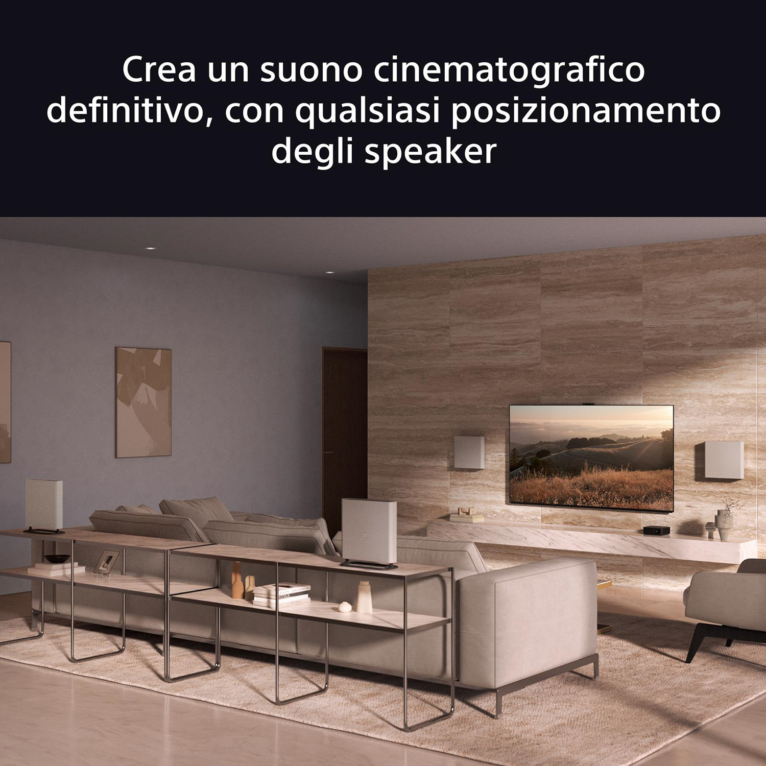 Un soggiorno con TV, altoparlanti e un divano, che mostra un'installazione home theater.