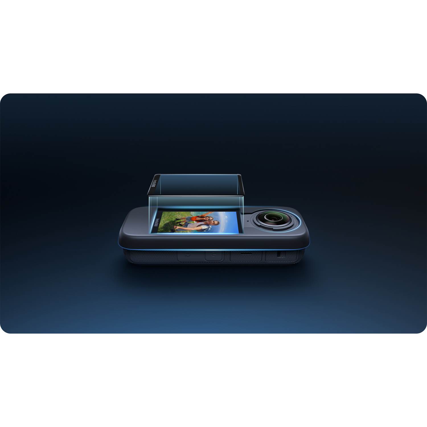 Action cam su un supporto con una copertura trasparente. Mostra una foto di persone, su sfondo blu.