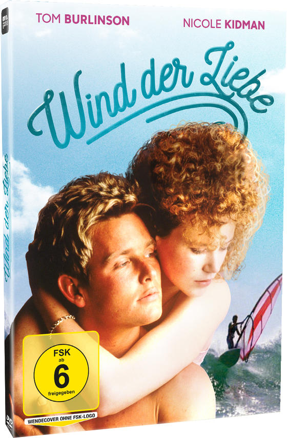 Filmcover mit zwei sich umarmenden Personen am Strand, mit Text und einem Windsurfer.