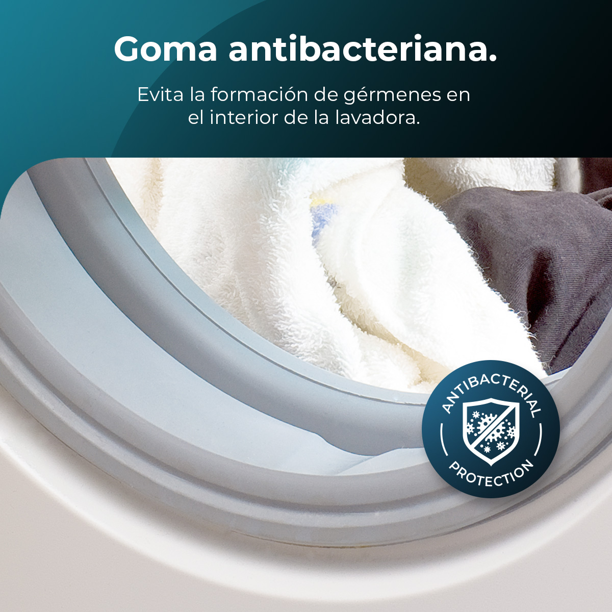 Puerta de lavadora con sello antibacteriano. Toallas blancas y ropa oscura dentro.