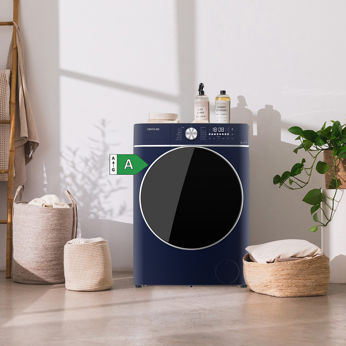 Una lavadora azul con etiqueta energética y plantas.