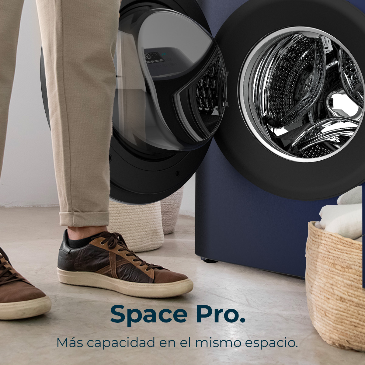 Una persona junto a una lavadora, abriendo la puerta, azul y negro.