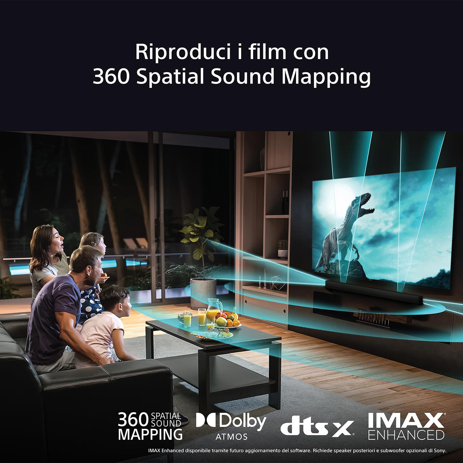 Famiglia guarda film in TV. Testo descrive mappatura sonora spaziale.