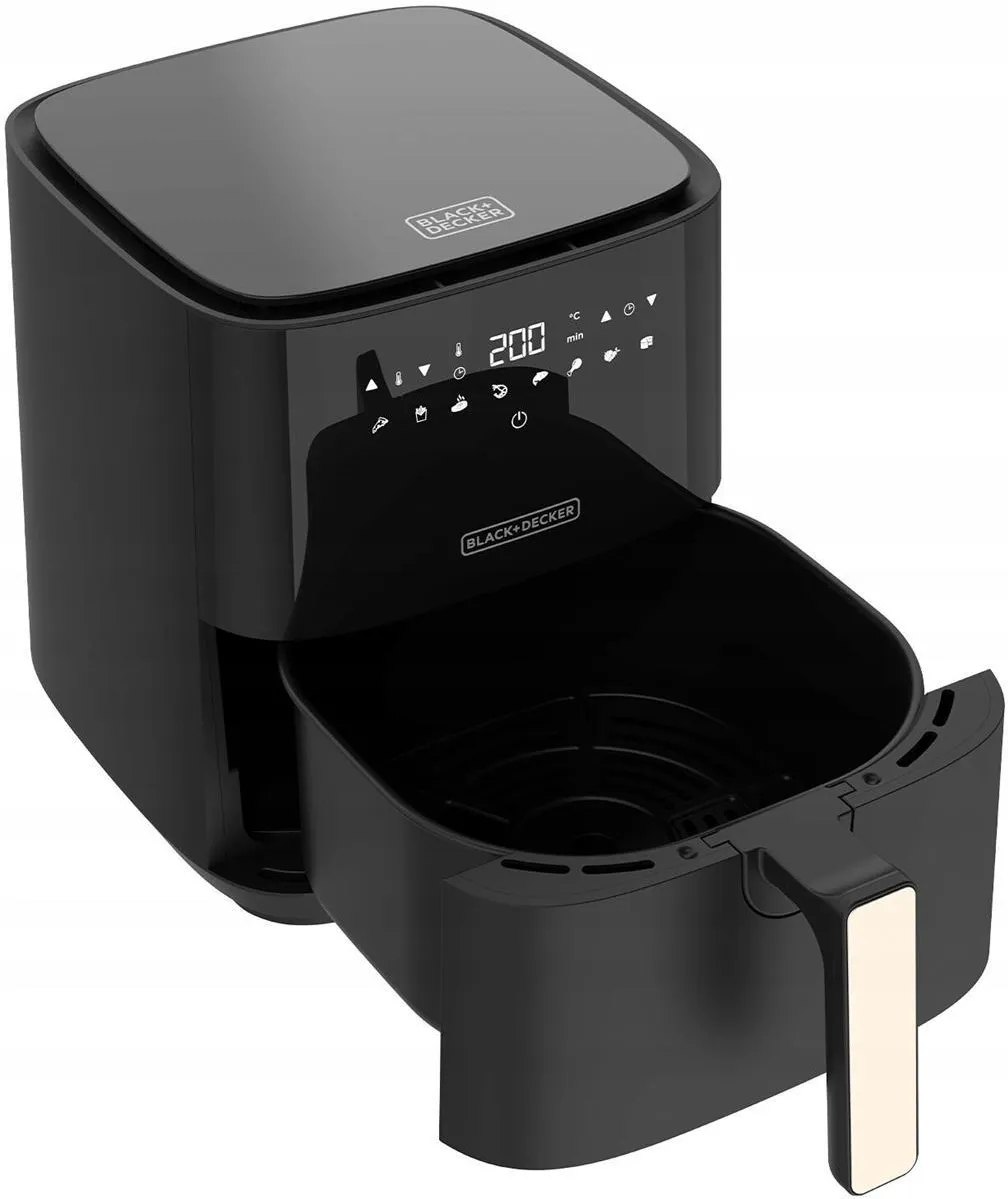 Czarna frytkownica powietrzna z otwartym koszem. Panel sterowania na górze. Widoczna nazwa marki Black+Decker.