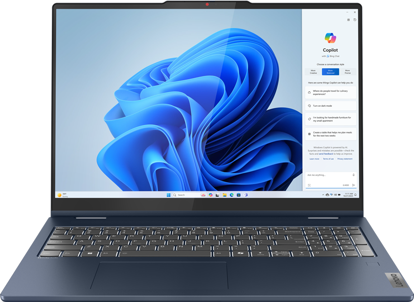 Laptop mit blauem Gehäuse, zeigt eine Windows Copilot-Oberfläche auf dem Bildschirm.