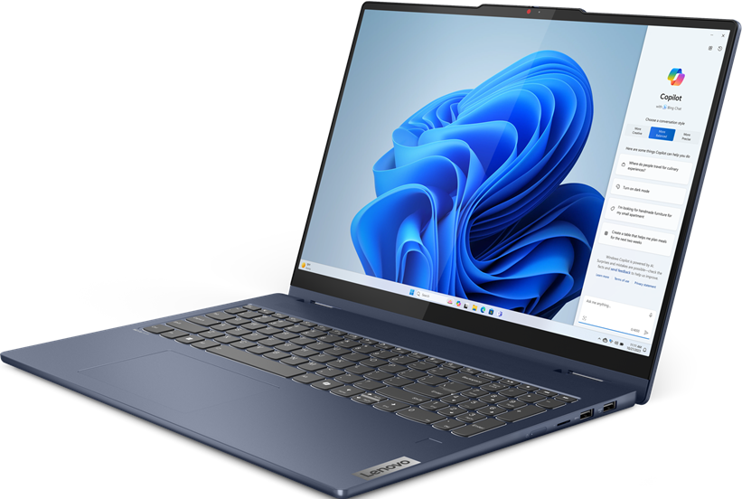 Blauer Laptop offen mit einem Bildschirm, der ein Programm zeigt. Weißer Hintergrund.