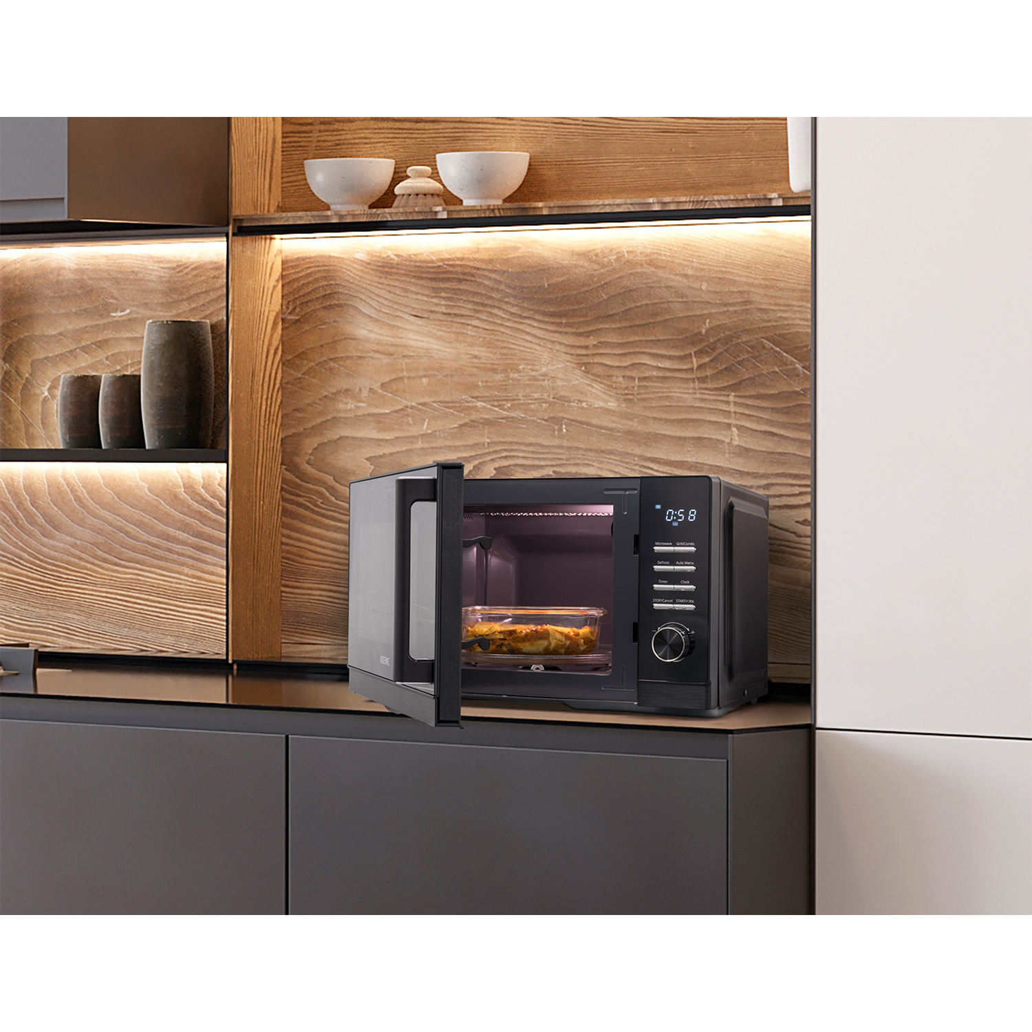 Forno a microonde nero con porta aperta, che mostra cibo all'interno, in una cucina moderna.