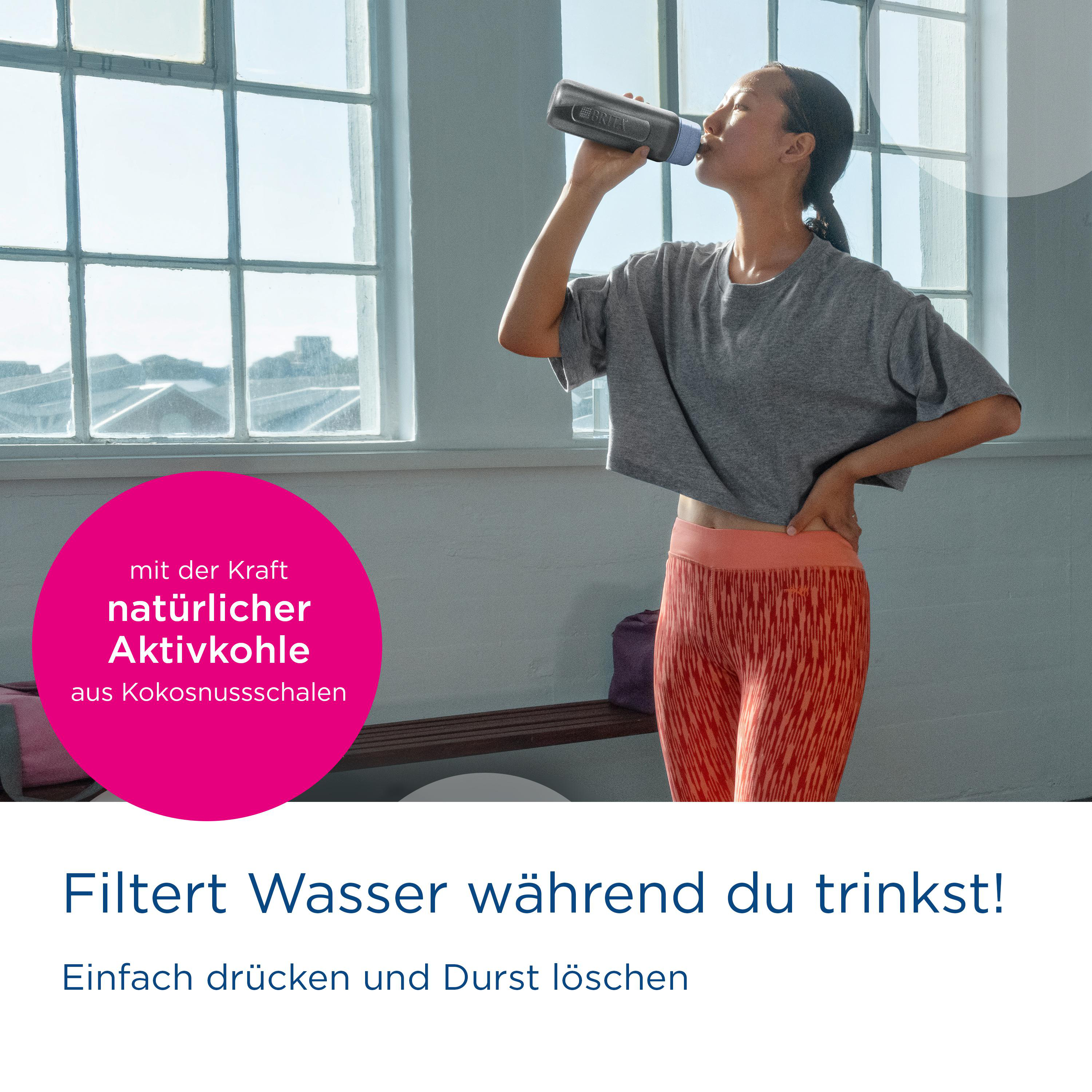 Frau trinkt aus einer Wasserflasche. Text über natürliche Aktivkohle ist vorhanden.