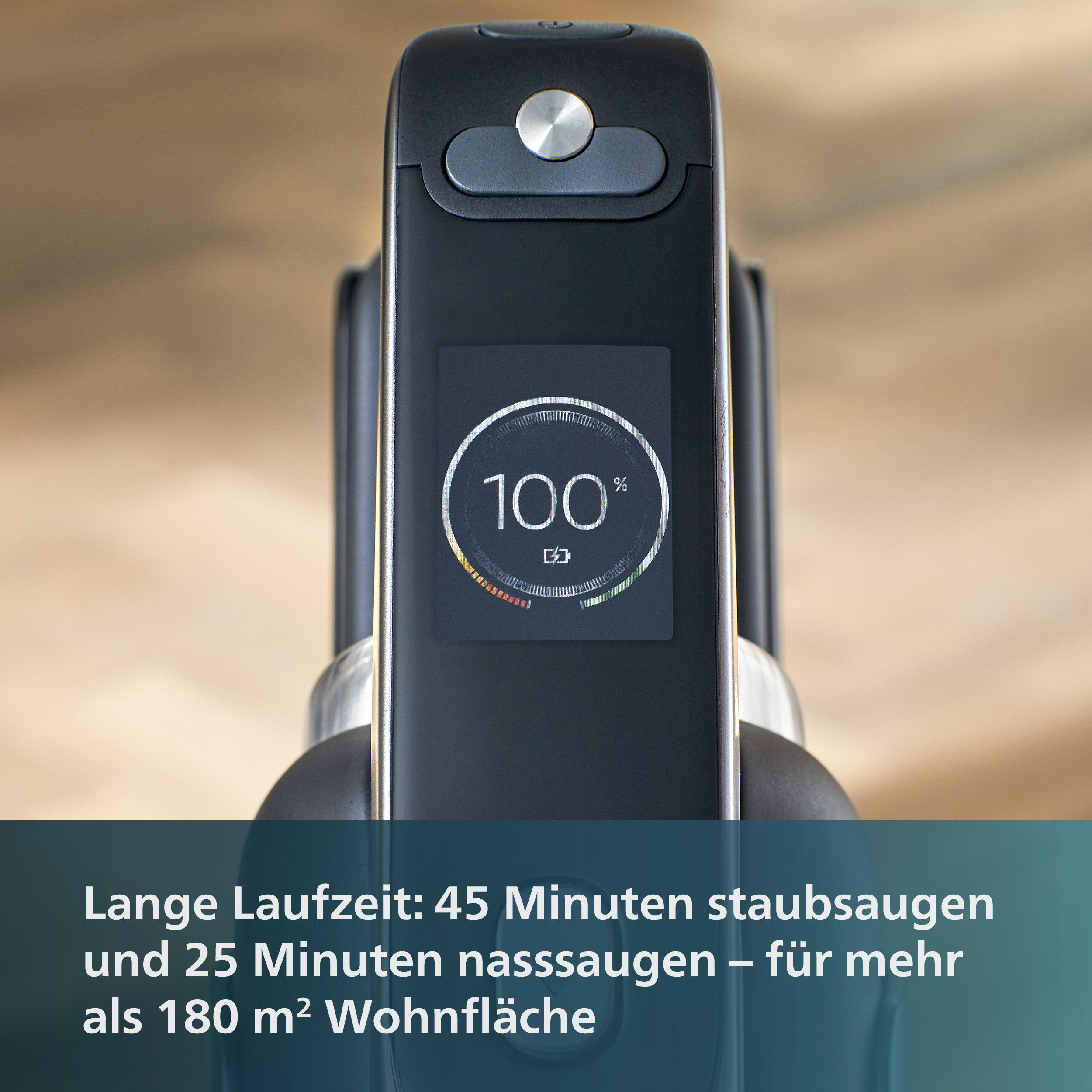 Nahaufnahme eines Staubsauger-Displays. Zeigt den Akkuladestand bei 100%.