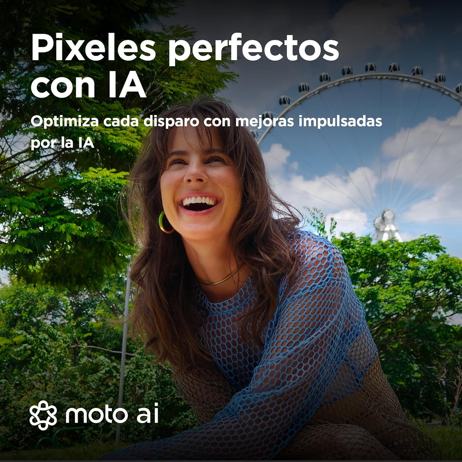 Mujer sonriendo frente a una noria. El texto dice: Píxeles perfectos con IA, optimiza cada disparo.