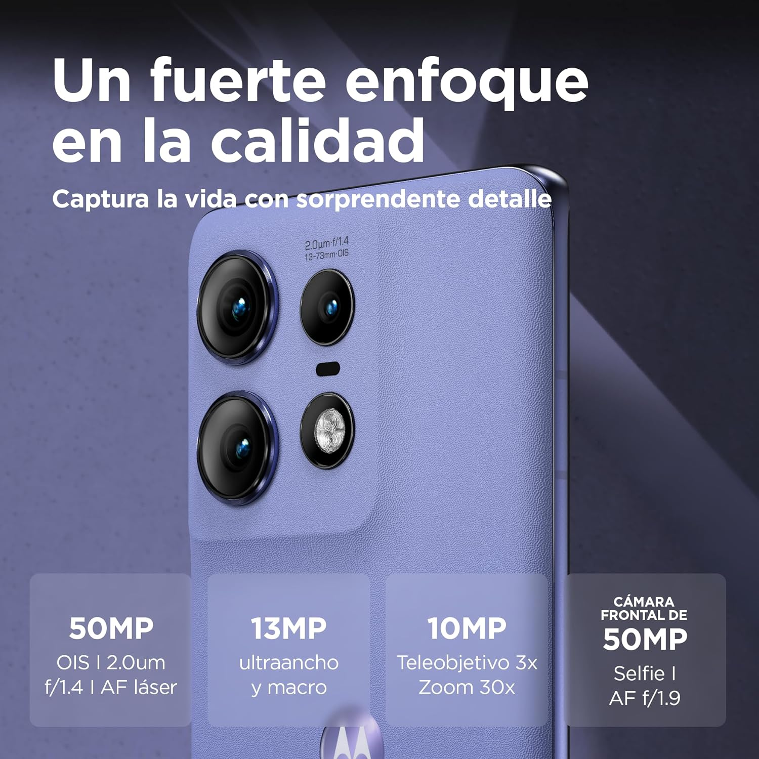 Teléfono púrpura con múltiples cámaras y detalles de texto sobre sus funciones, contra un fondo borroso.