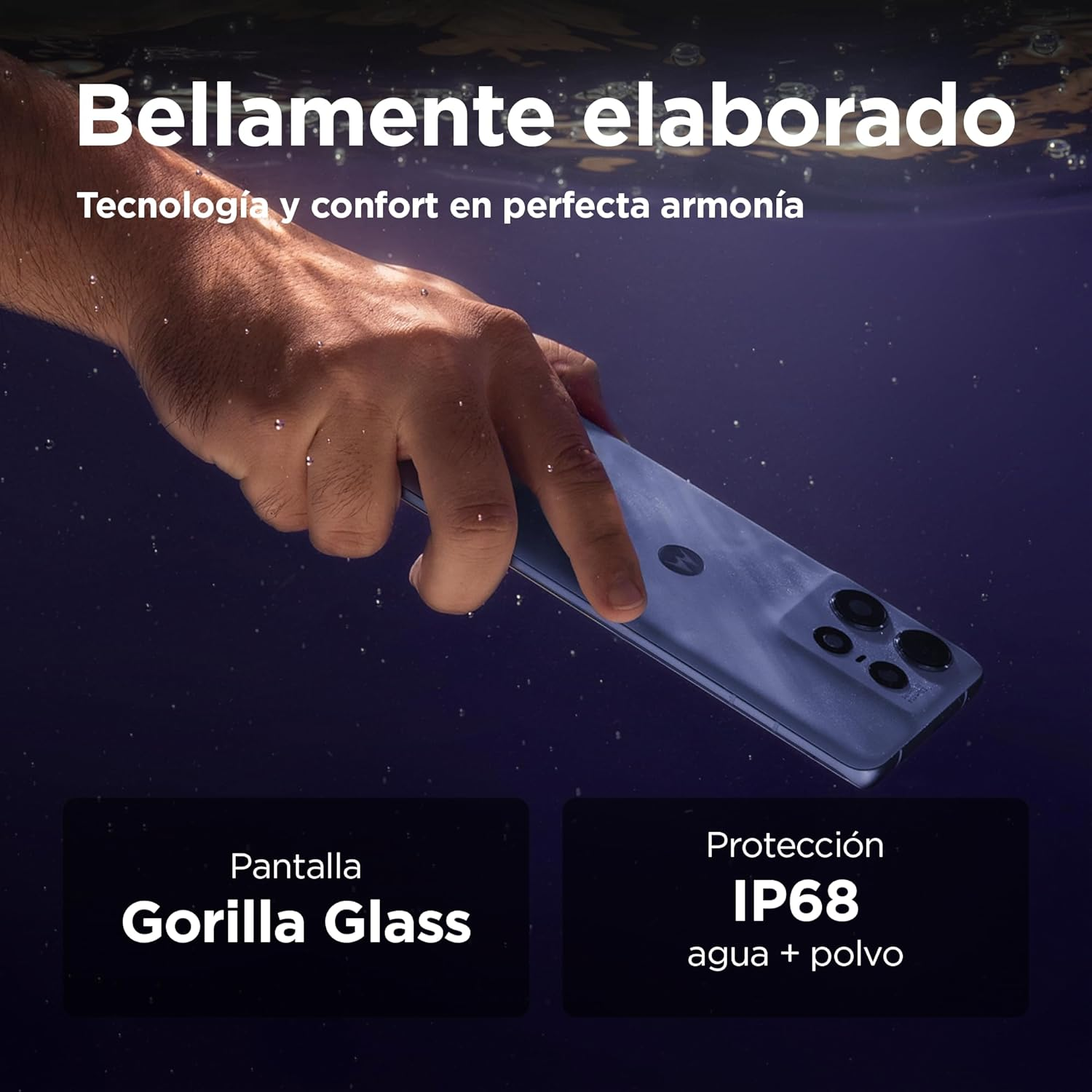Mano sosteniendo un teléfono azul. Texto en español: Bellamente elaborado, tecnología y confort en perfecta armonía.