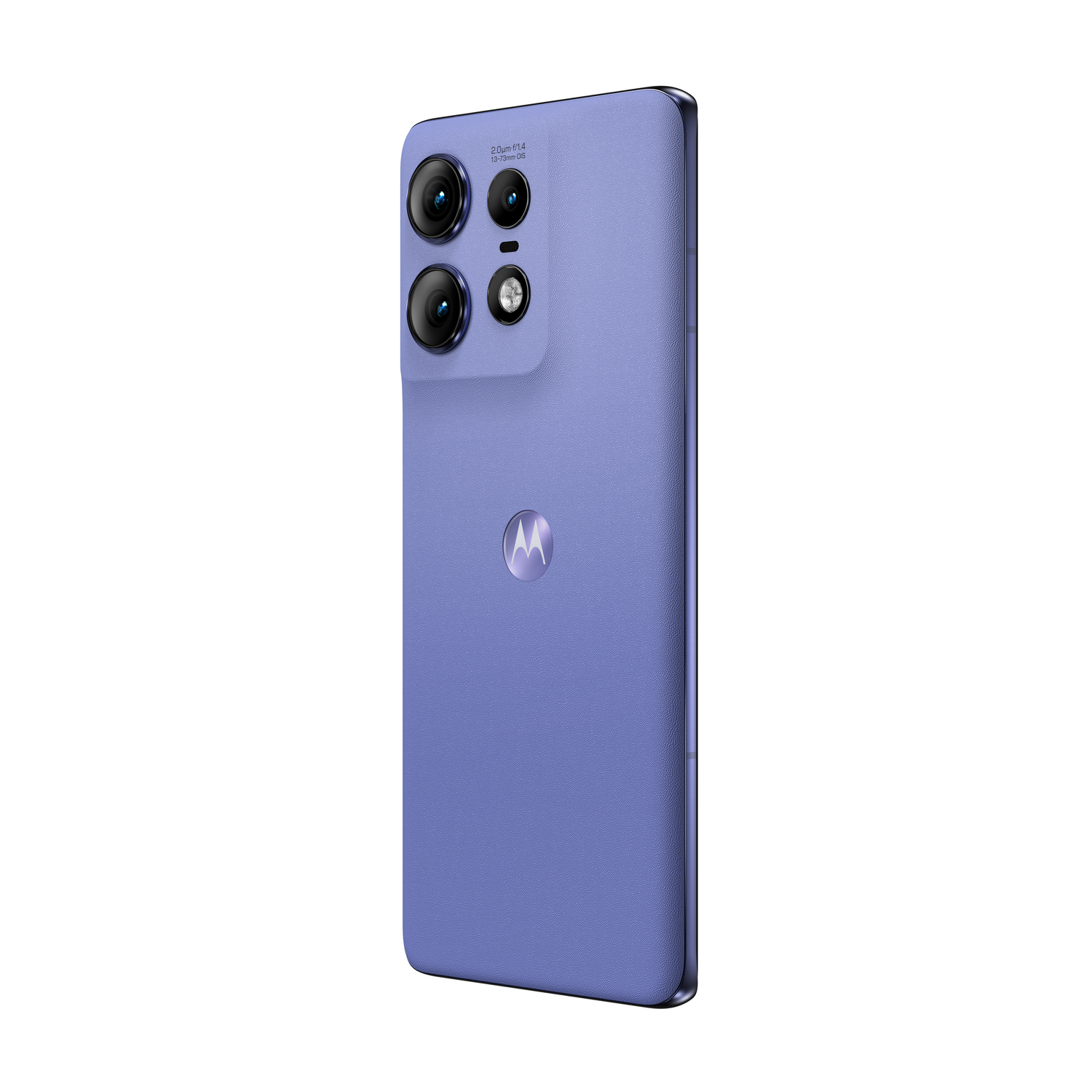 Teléfono Motorola púrpura con tres cámaras traseras y un logotipo plateado. Está sobre un fondo blanco.