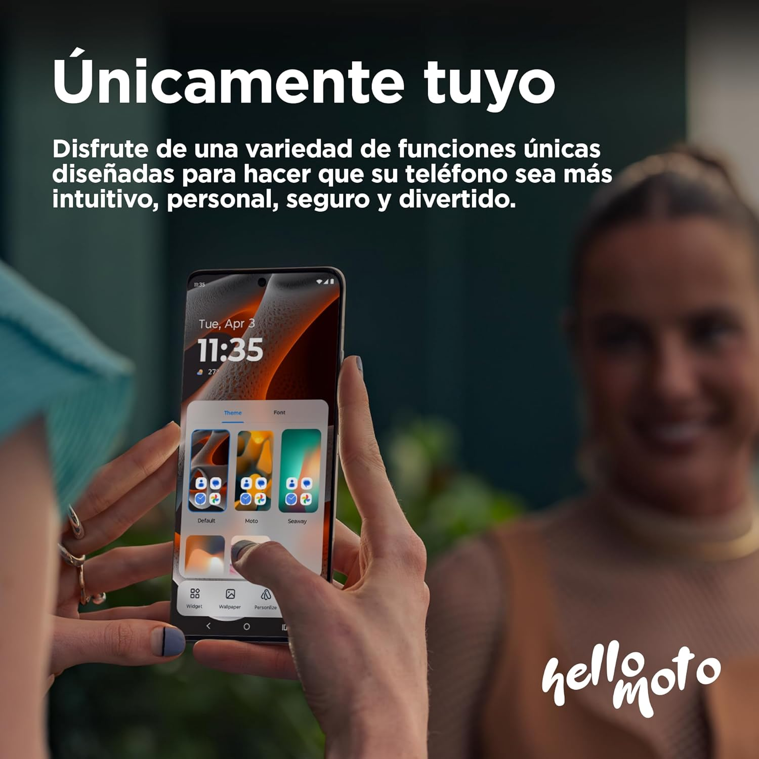 Mujer sosteniendo smartphone con opciones de tema de la app. Fondo blanco.