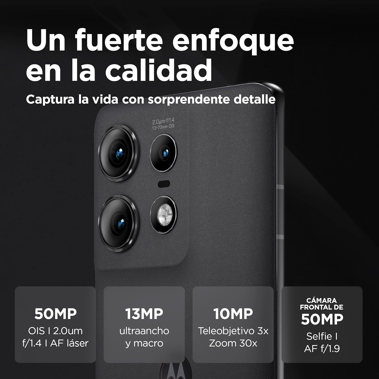 Primer plano de un teléfono negro con tres cámaras y superposición de texto. Destaca las funciones de la cámara.