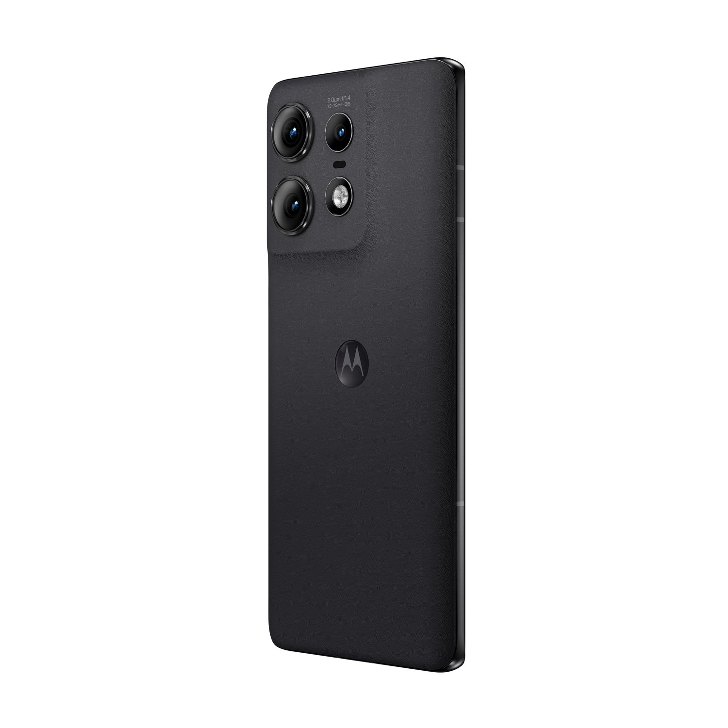 Teléfono Motorola negro con tres cámaras traseras y un logotipo plateado. Está sobre un fondo blanco.