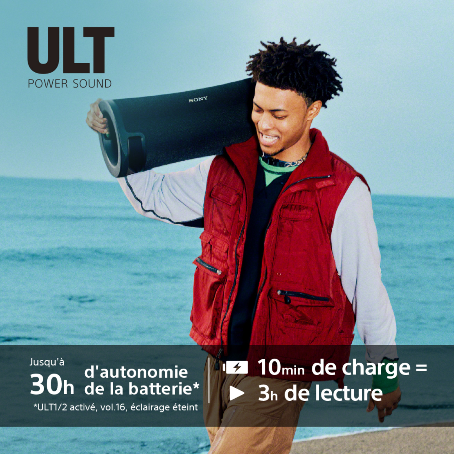 Un homme avec un haut-parleur sur l'épaule, montrant la durée de vie de la batterie et la charge rapide.