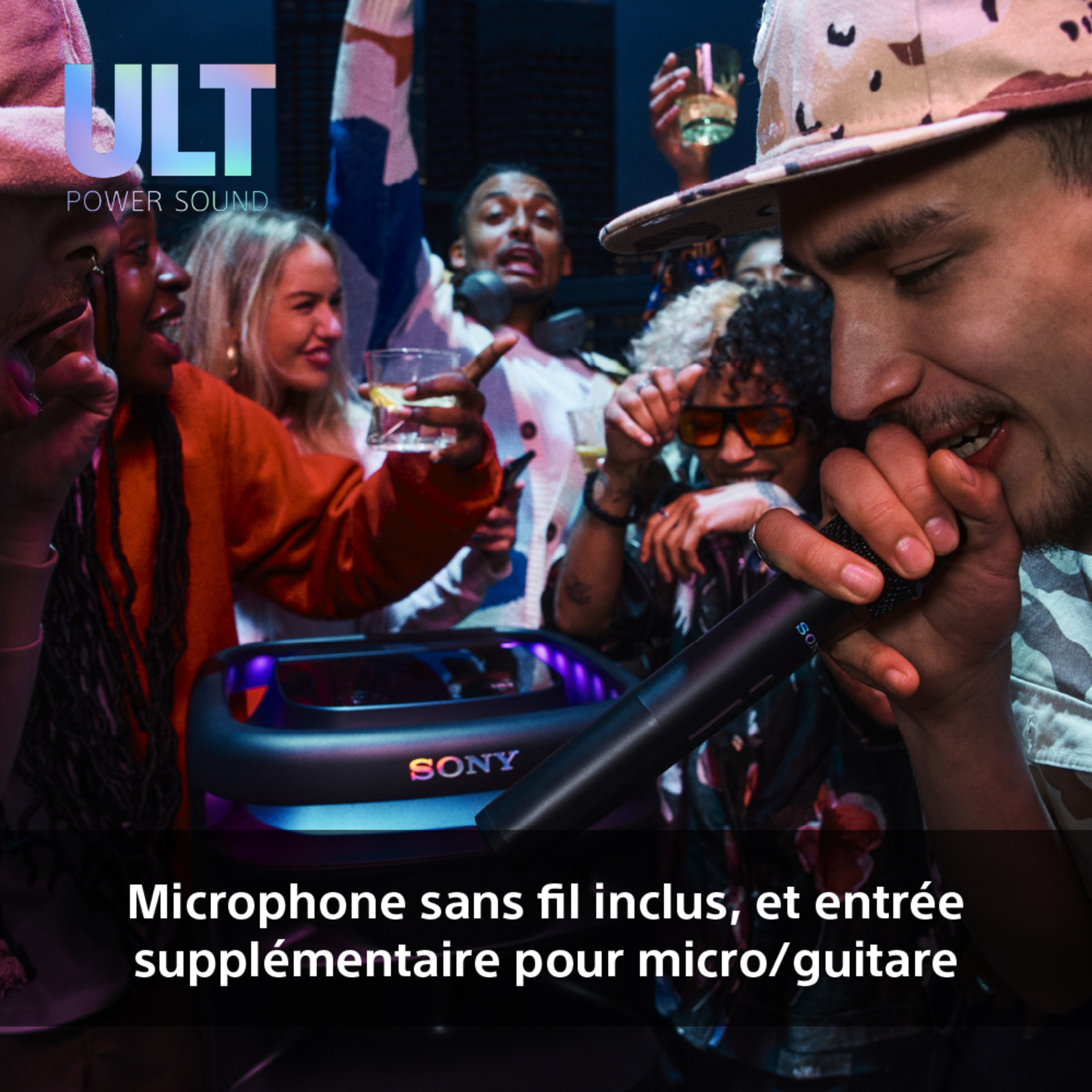 Une fête avec des gens, un haut-parleur et un microphone.