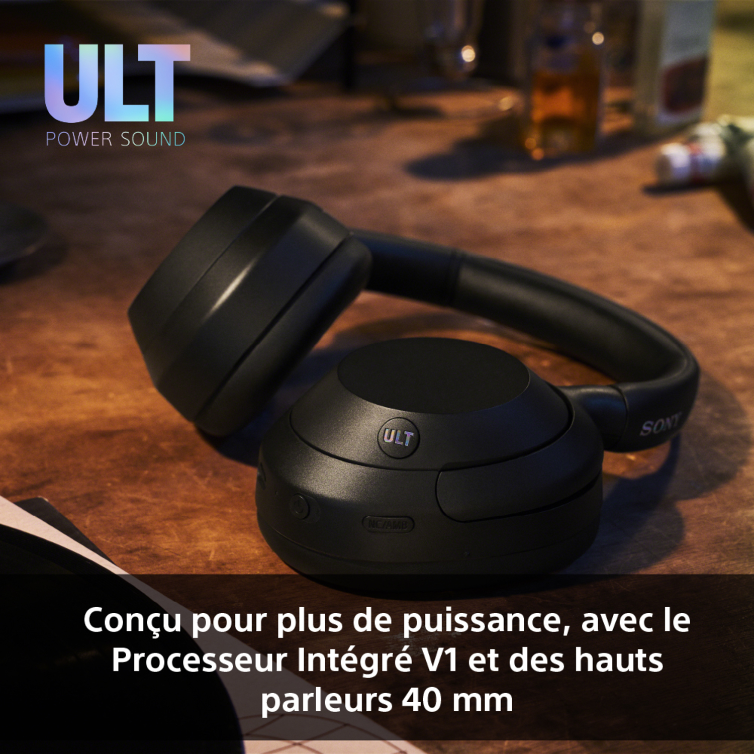 Casque noir sur table en bois avec texte : 'ULT POWER SOUND'. Ambiance sombre.