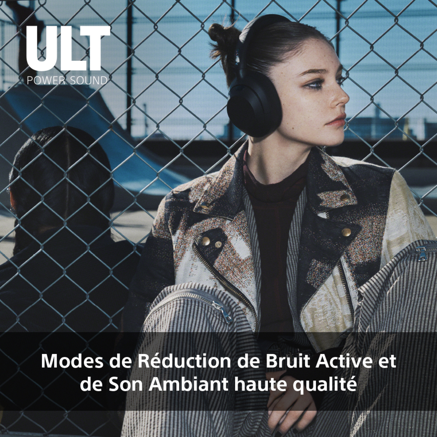 Une femme avec un casque est assise près d'une clôture. Texte : Modes de Réduction de Bruit Active et de Son Ambiant haute qualité.