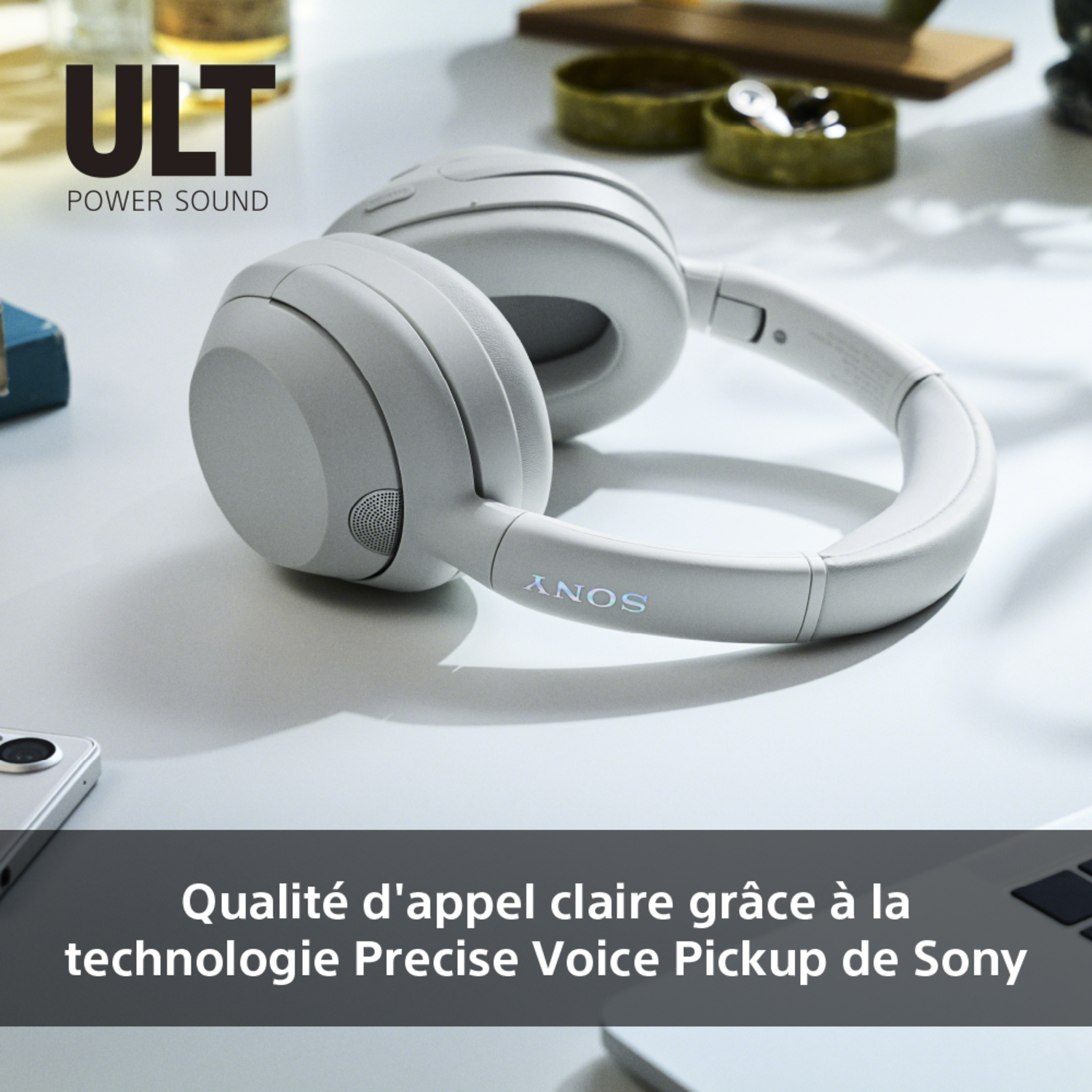 Casque Sony blanc sur une surface blanche.