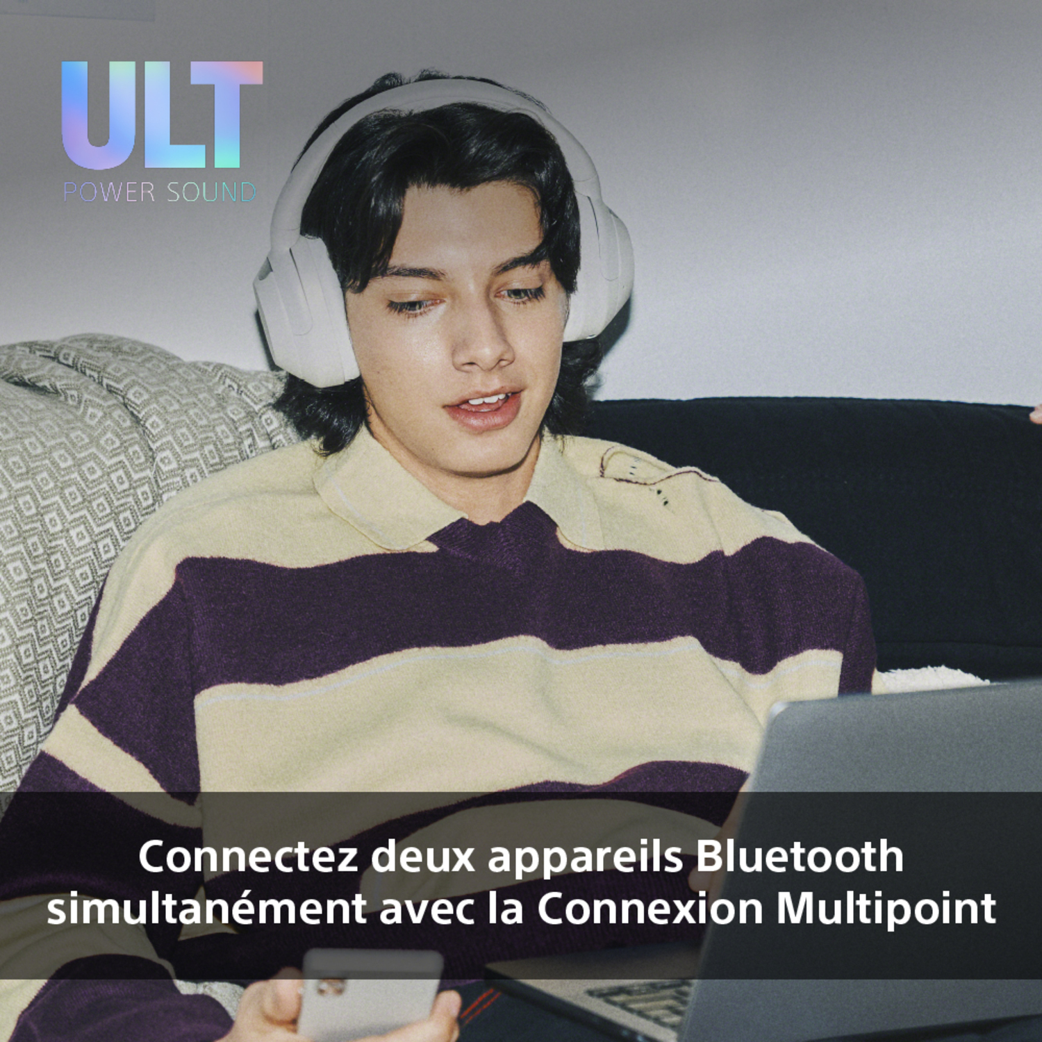 Jeune homme portant un casque, regardant un ordinateur portable, texte superposé, fond clair.