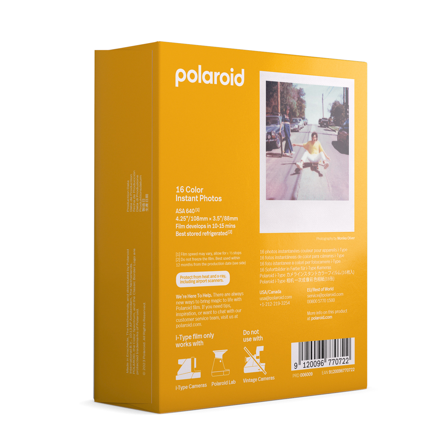 Boîte de film Polaroid avec photo de personnes dans la rue. La boîte a du texte et une marque.