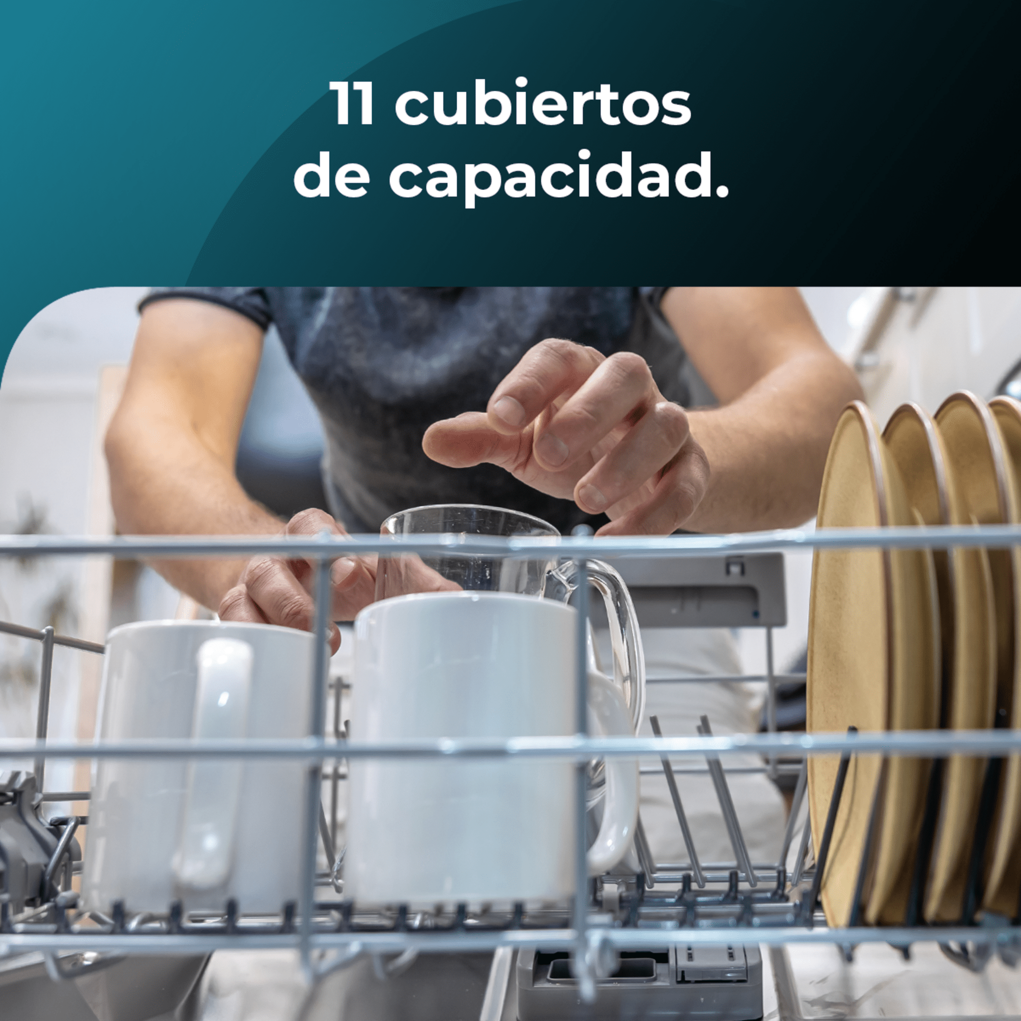 Una persona cargando un lavavajillas con tazas y platos limpios, mostrando la capacidad.