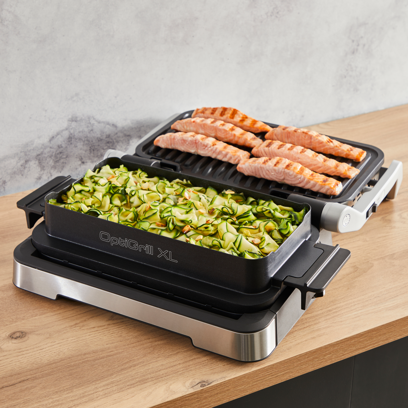 Egy OptiGrill XL lazacfilével és cukkini.
