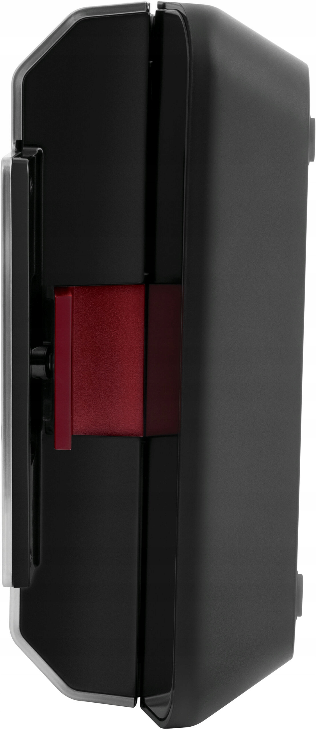 Zbliżenie czarnego i czerwonego prostokątnego obiektu ze srebrną krawędzią.