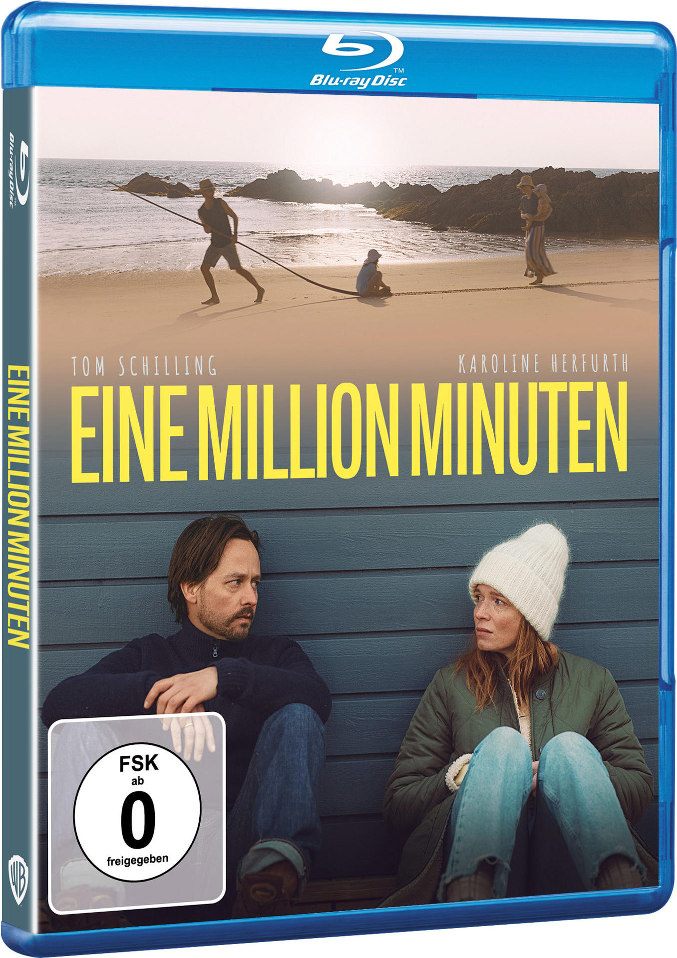 Blu-ray-Cover des Films. Ein Mann und eine Frau sitzen. Strandszene im Hintergrund.