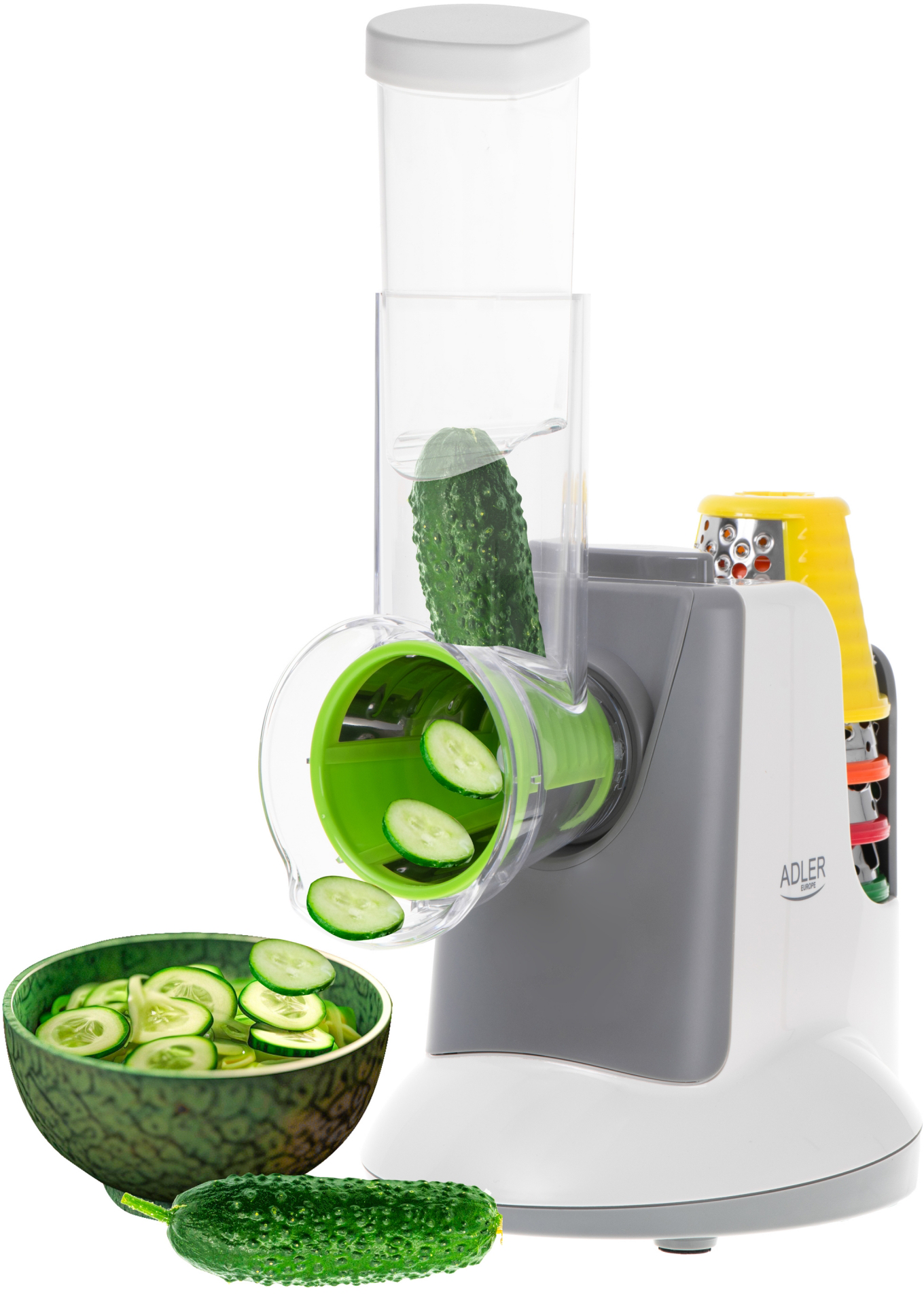 Zöldségszeletelő uborkával, amelyet egy tálba szeletelnek.