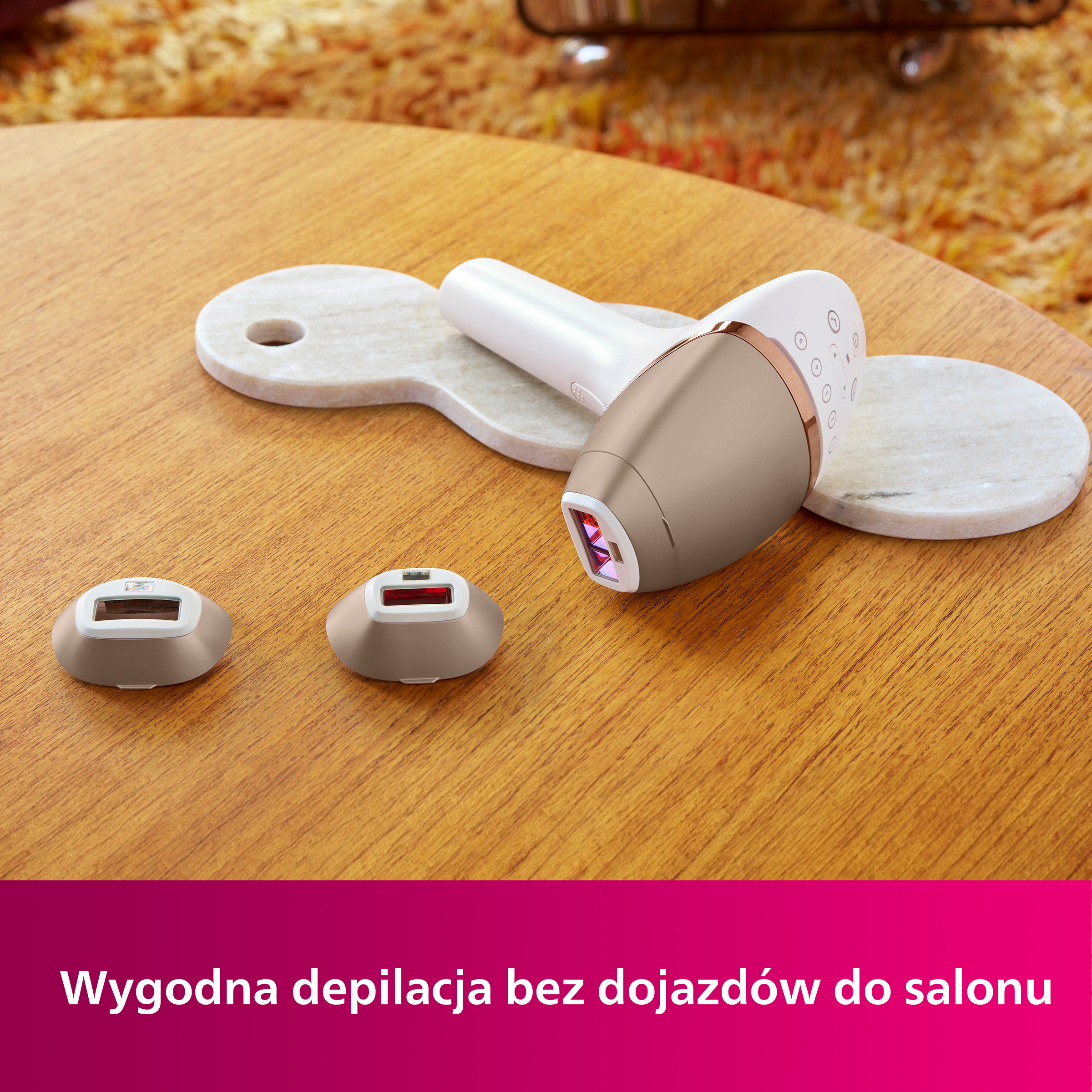 Urządzenie do usuwania włosów z wieloma głowicami i marmurową podstawą. Białe tło. Tekst poniżej.