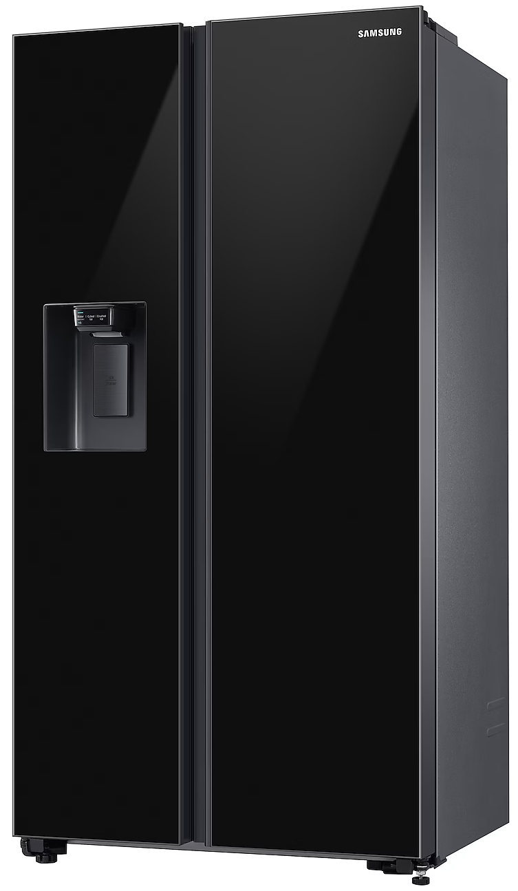 Czarna lodówka Samsung. Ma dwoje drzwi i dozownik wody.