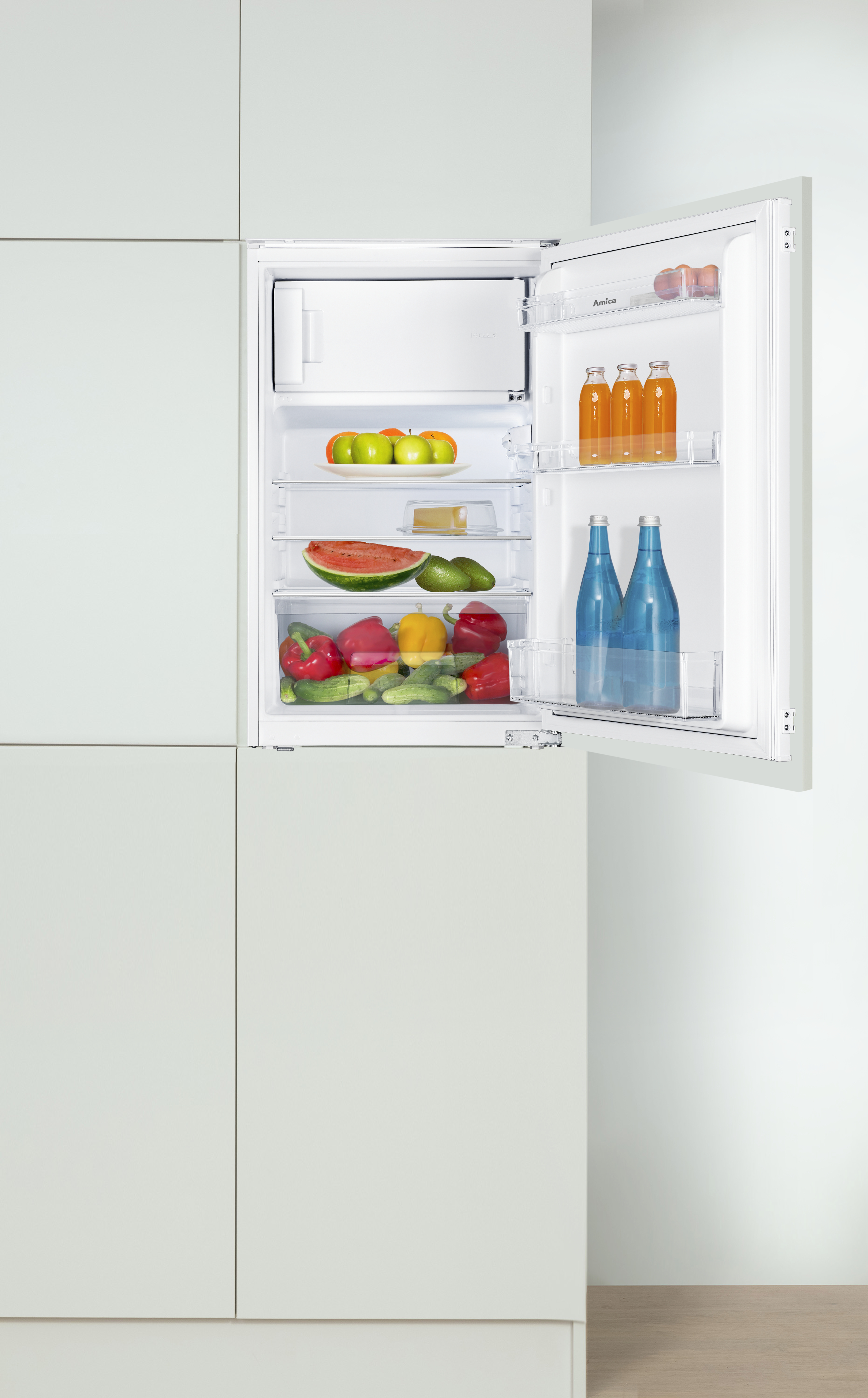 Ein Kühlschrank mit offener Tür, gefüllt mit Obst, Gemüse, Flaschen und verschiedenen Lebensmitteln.