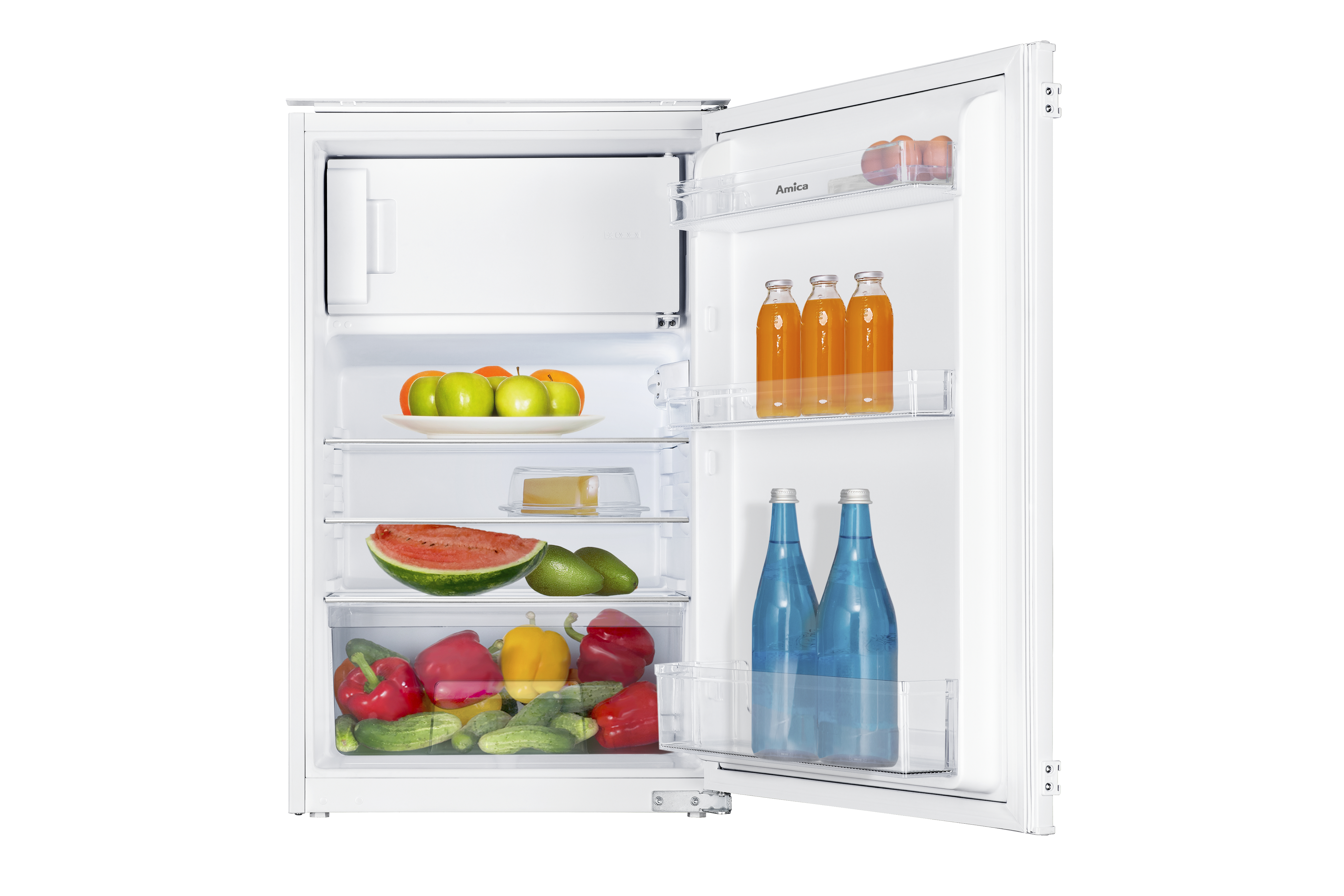 Ein Kühlschrank mit offener Tür, der Regale mit Lebensmitteln wie Obst und Getränken zeigt.