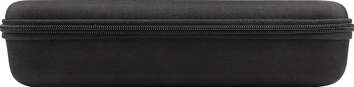 Un étui noir rectangulaire avec une fermeture éclair. L'étui semble être fait d'un matériau texturé.