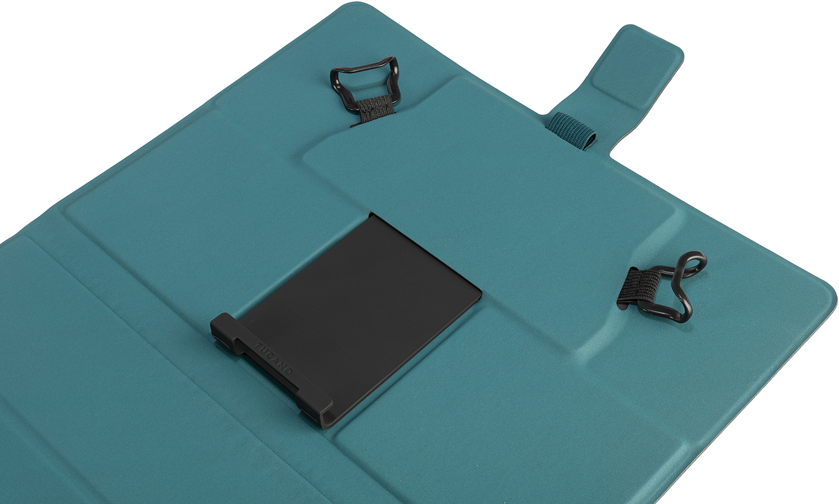 Eine türkisblaue Tablethülle mit einem schwarzen Ständer und elastischen Bändern.