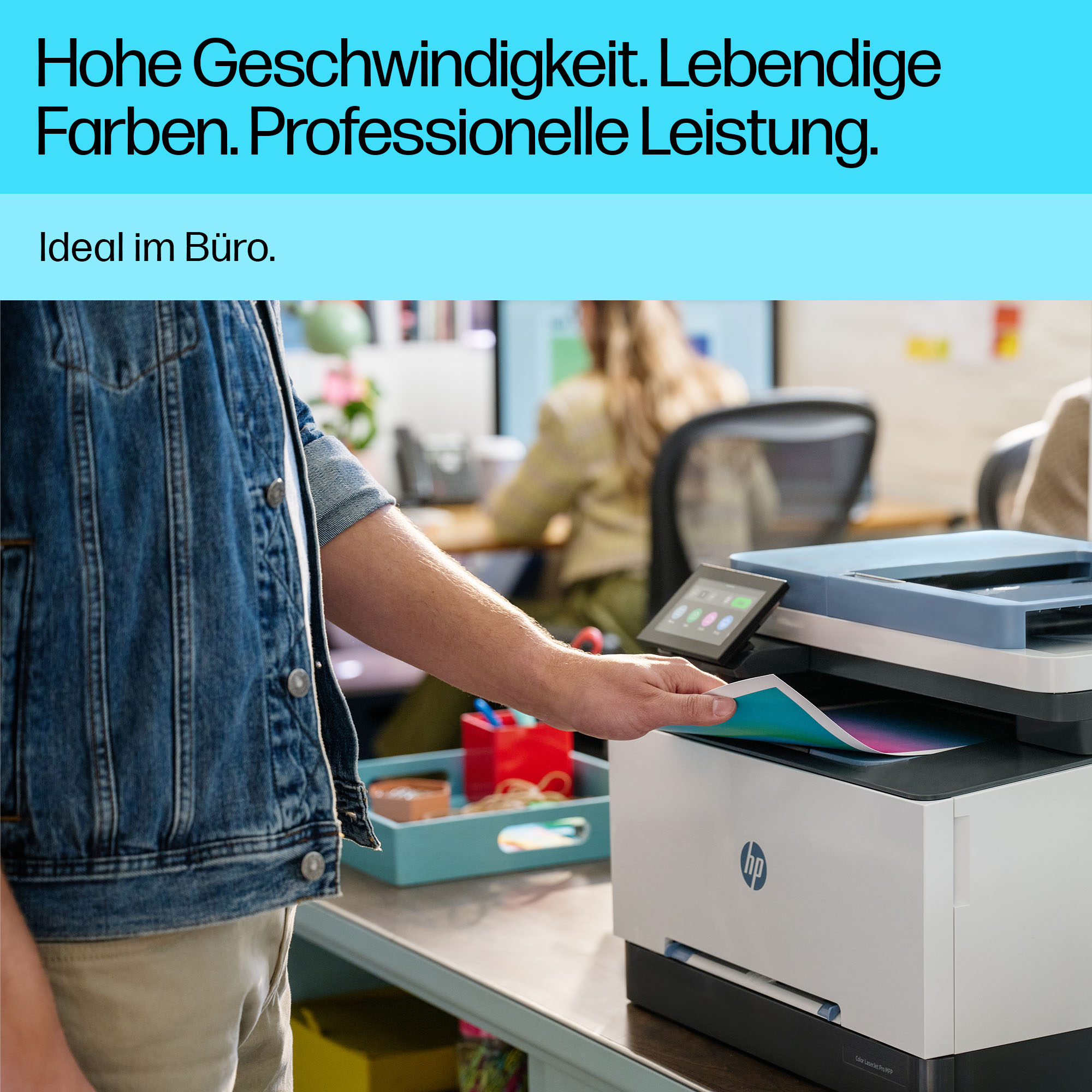 Mann, der einen Drucker benutzt, mit Text über Leistung.